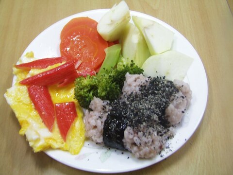 赤飯おにぎり海苔巻きと、野菜の盛り合わせ